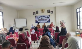 Giat siang, Selasa 22 Juli 2025 Penyerahan Bantuan kepada warga RT 02 pada kegiatan Probebaya bidang Pemberdayaan Tahun Anggaran 2025 1. Sosialisasi dan Edukasi Pengelolaan Sampah Rumah Tangga ; 2. Penyerahan Bantuan Sembako kepada Warga Kurang Mampu ; 3. Penyerahan Bantuan Anak sekolah, 4. Penyerahan Pemberian Makanan Tambahan di Posyandu Balita ; 5. Penyerahan bantuan Alat Emodemo. di Aula Kantor Kelurahan Sempaja Barat dihadiri Narasumber Dinas Lingkungan Hidup, Lurah, Kasi Kesra, Pendamping Probebaya Non Infrastruktur, Ketua Pokmas beserta anggota dan Ketua RT dibantuin dgn anak KKN mahasiswa Unsi Samarinda.
