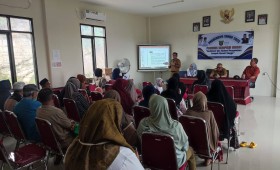 Giat siang, Selasa 22 Juli 2025 Penyerahan Bantuan kepada warga RT 02 pada kegiatan Probebaya bidang Pemberdayaan Tahun Anggaran 2025 1. Sosialisasi dan Edukasi Pengelolaan Sampah Rumah Tangga ; 2. Penyerahan Bantuan Sembako kepada Warga Kurang Mampu ; 3. Penyerahan Bantuan Anak sekolah, 4. Penyerahan Pemberian Makanan Tambahan di Posyandu Balita ; 5. Penyerahan bantuan Alat Emodemo. di Aula Kantor Kelurahan Sempaja Barat dihadiri Narasumber Dinas Lingkungan Hidup, Lurah, Kasi Kesra, Pendamping Probebaya Non Infrastruktur, Ketua Pokmas beserta anggota dan Ketua RT dibantuin dgn anak KKN mahasiswa Unsi Samarinda.