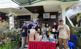 Giat, Sabtu 26 Juli 2025 Penyerahan Bantuan kepada warga RT 06 pada kegiatan Probebaya bidang Pemberdayaan Tahun Anggaran 2025 ‎ ‎1. Sosialisasi dan Edukasi Pengelolaan Sampah Rumah Tangga ; ‎2. Penyerahan Bantuan Sembako kepada Warga Kurang Mampu ; ‎3. Penyerahan Bantuan Anak sekolah, ‎4. Penyerahan Pemberian Makanan Tambahan di Posyandu Balita dan Lansia. ‎ ‎di Perum Pinang Mas (Rumah Ketua RT 06) Kelurahan Sempaja Barat dihadiri Narasumber Dinas Lingkungan Hidup, staf kelurahan, Pendamping Probebaya Non Infrastruktur, Ketua Pokmas beserta anggota dan Ketua RT.